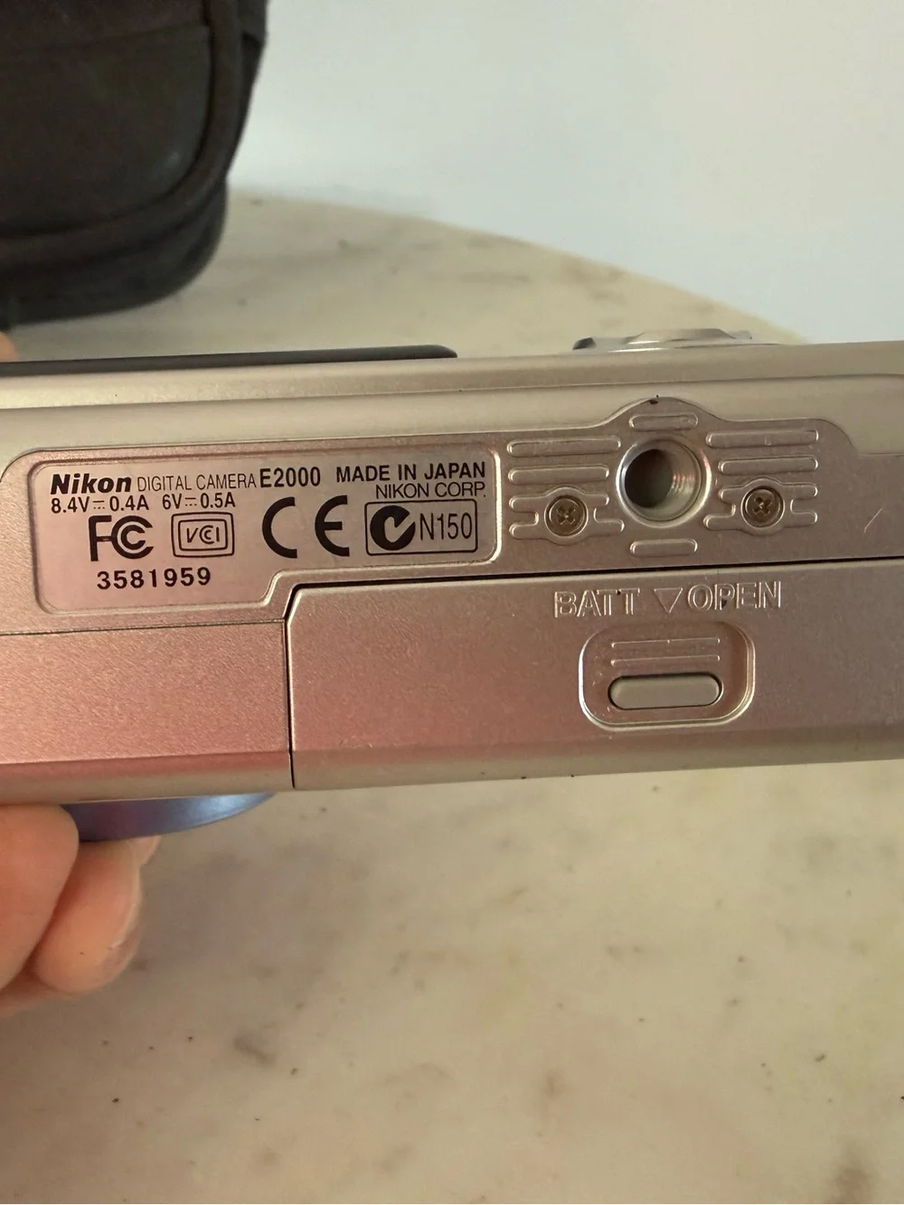 Nikon Coolpix 2000 2.0MP Point Shoot Digital Camera w/32MB Compact Flash + case